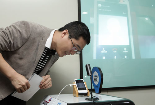 1ST LTE OVERSEAS CALL FROM THE PHILIPPINES. Huawei Wireless Technology Head Li Zhi Chao calls a colleague at the Huawei head office in China to make the first overseas LTE call from the Philippines at the Smart office in Mabolo, Cebu City. (Photo provided by Smart Public Affairs)