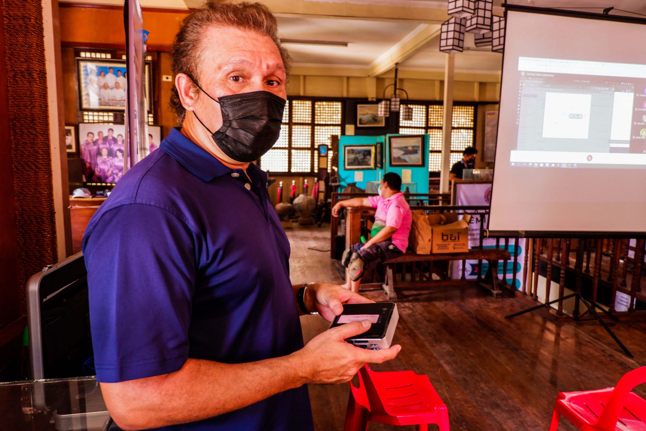 Jeff Llanto of the Central Visayas Information Sharing Network Foundation, Inc. (CVISNet) holds the mini server that is deployed with the LACS unit. The web server runs the learning platform Moodle and since it is hosted in the network, students and teachers will only need to connect to the WiFi hotspot to be able to access and use it.