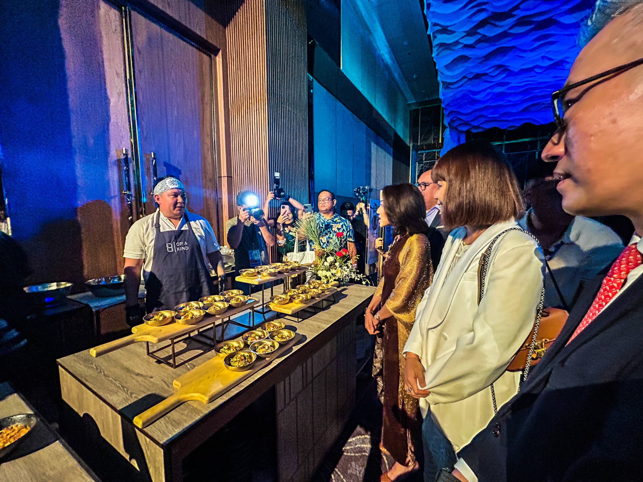 CHEF DAVID THIEN talks to Tourism Secretary Christina Garcia-Frasco during the exclusive preview of Taste Cebu, the grand launch Cebu Food & Wine Festival 2024 at NUSTAR Resort. With Secretary Frasco are Kate Dychangco-Anzani and NUSTAR Resort and Casino Chief Operating Officer Alan Teo.